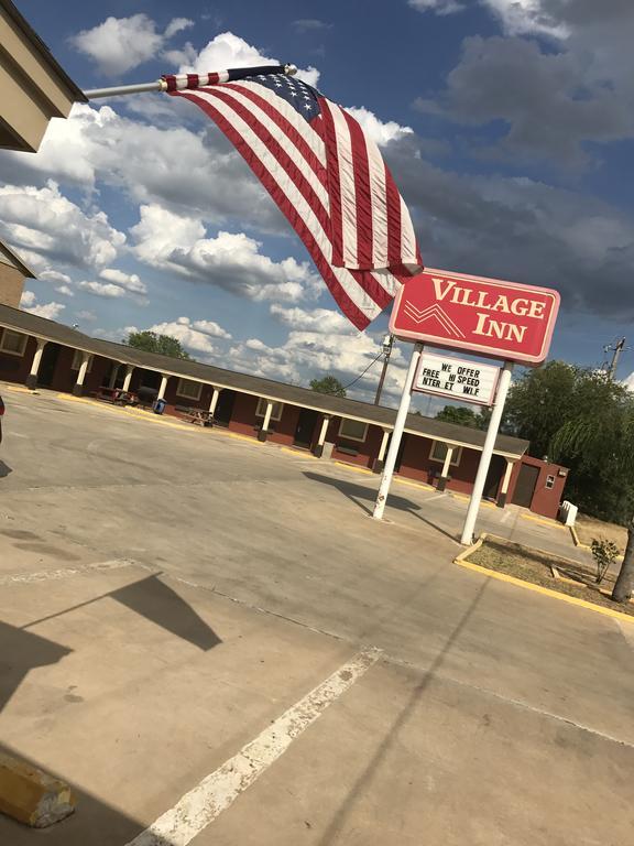 Village Inn Cotulla Exterior photo